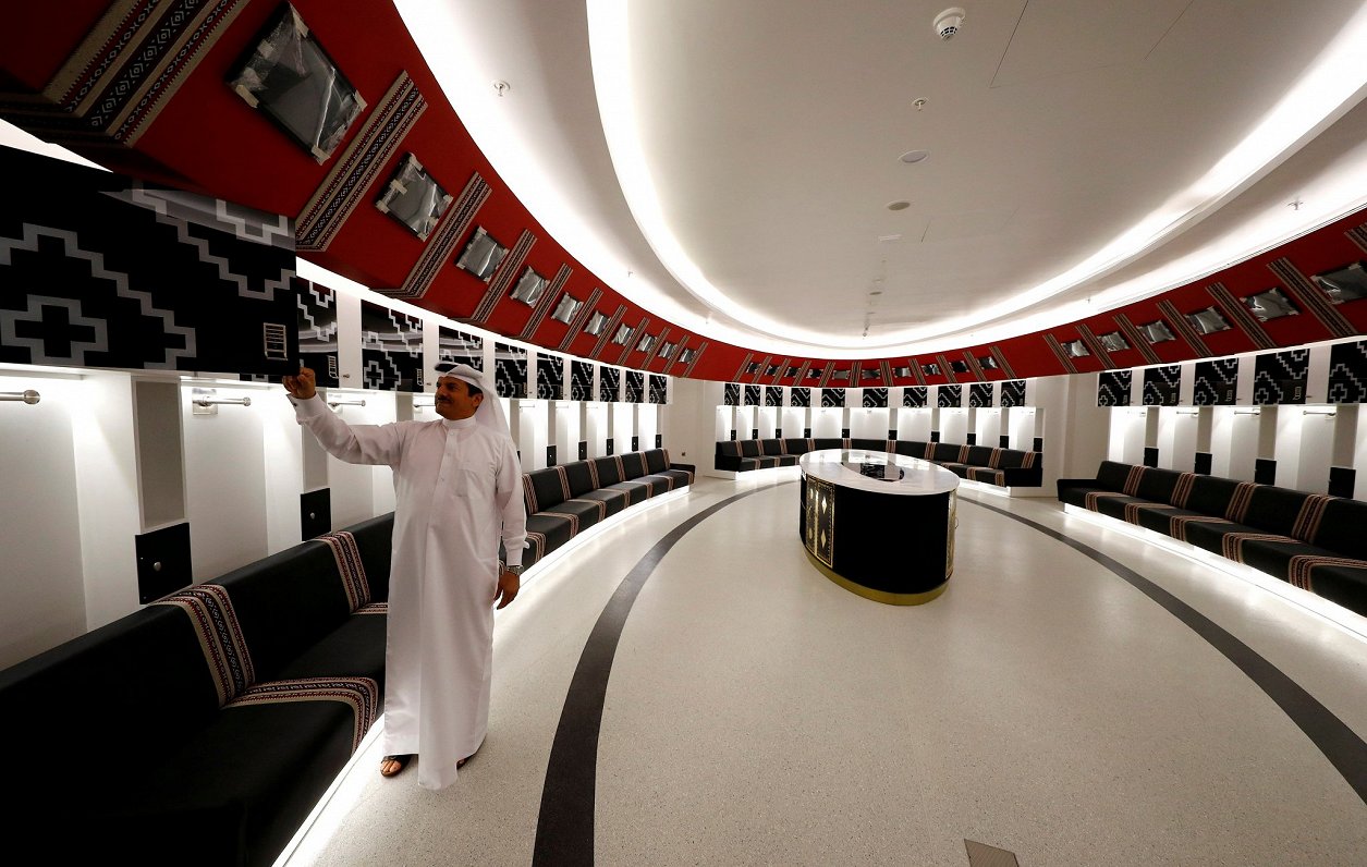 Futbolistu ģērbtuve vienā no Pasaules kausa finālturnīram Katarā uzbūvētajiem stadioniem