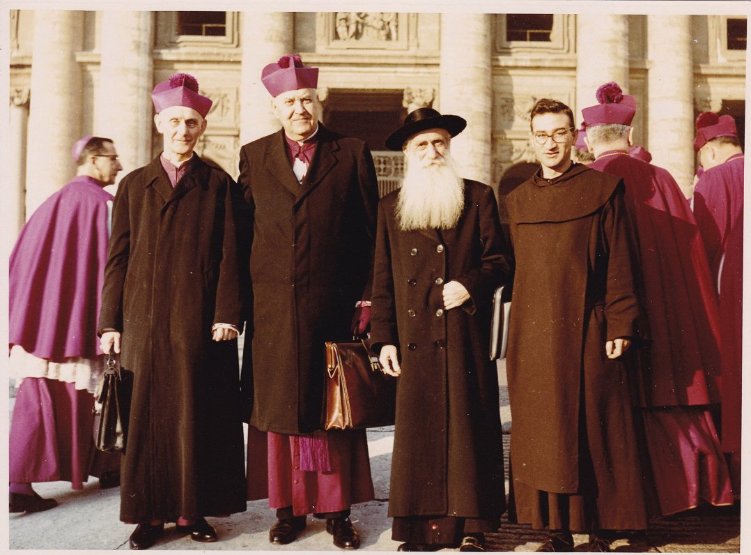 Bīskapi Boļeslavs Sloskāns (pirmais no kreisās) un Jāzeps Rancāns (otrais no kreisās) vizītes laikā...