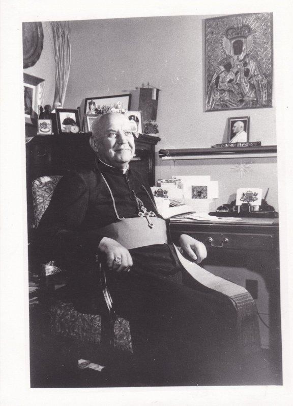 Bīskaps Jāzeps Rancāns savā dzīvoklī Grand Rapidos, ASV, 20. gs. 60. gadi.