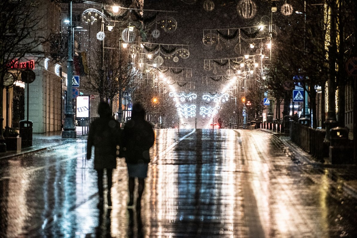 Cilvēki Lietuvas galvaspilsētas Viļņas ielās, 2020. gada decembris.