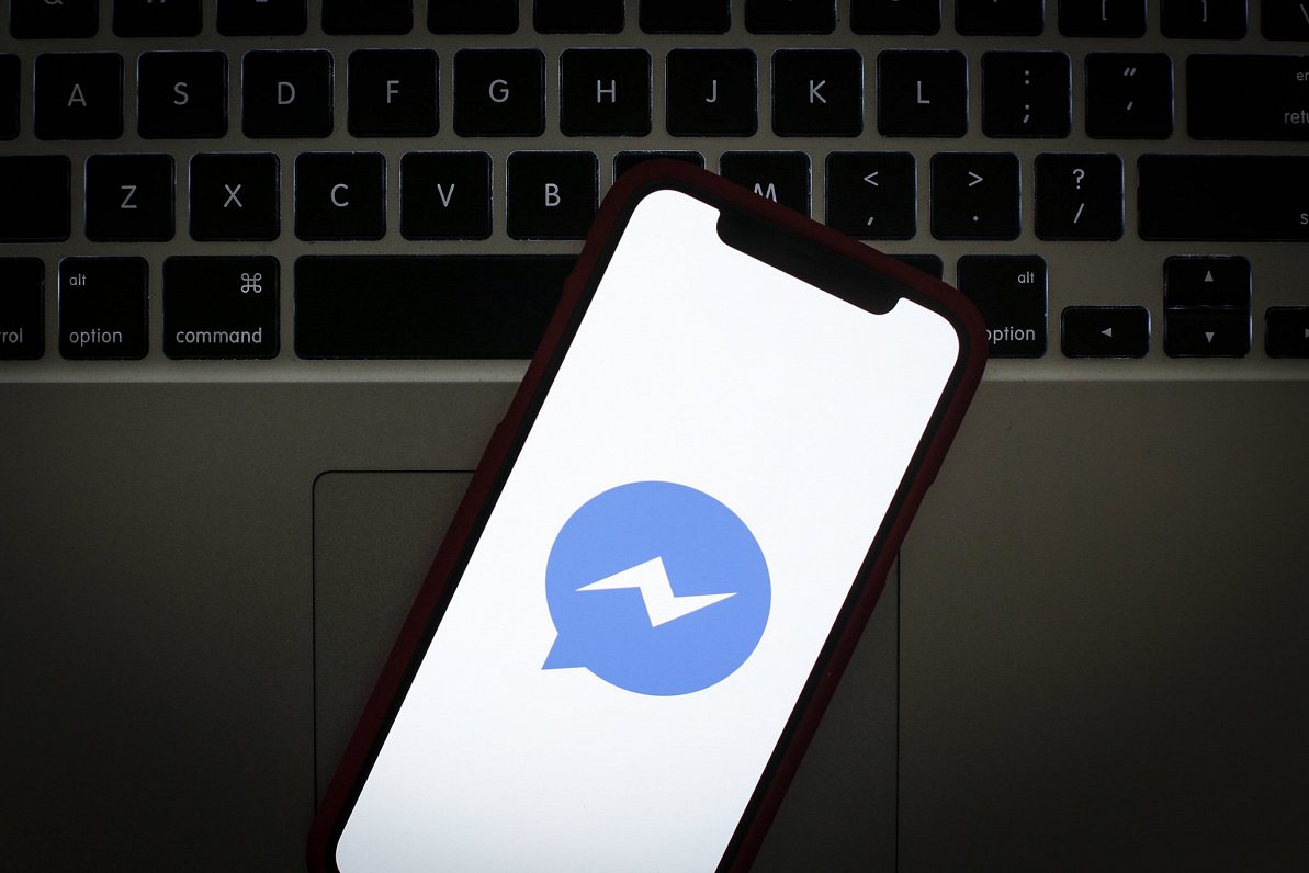 Facebook saziņas aplikācijas &quot;Messenger&quot; logo uz viedtelefona ekrāna