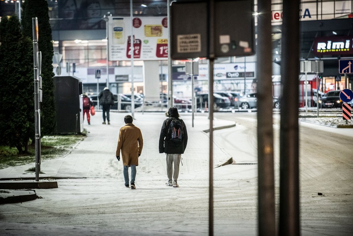 Cilvēki Lietuvas pilsētas Viļņas ielās. 2020. gada decembris.