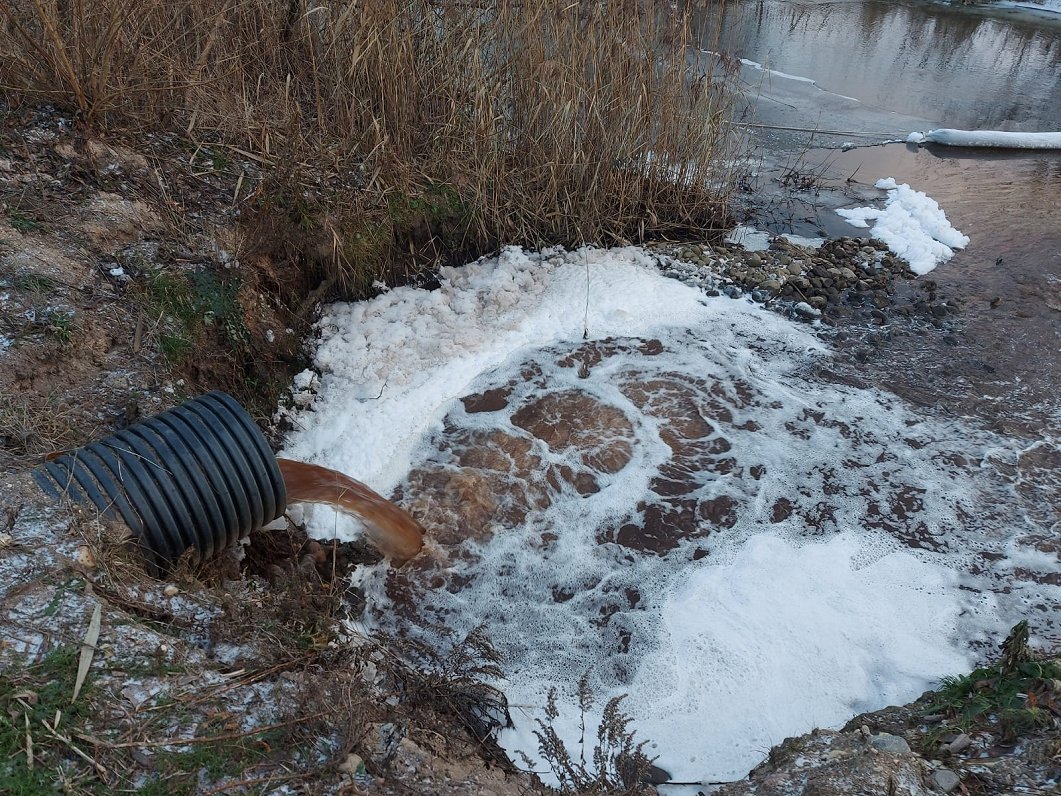 Lietus ūdeņu kanalizācijas caurule Rēzeknes upē 12.12.2020.