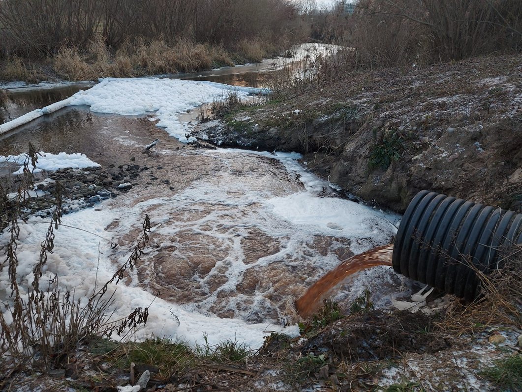 Lietus ūdeņu kanalizācijas caurule Rēzeknes upē 12.12.2020.