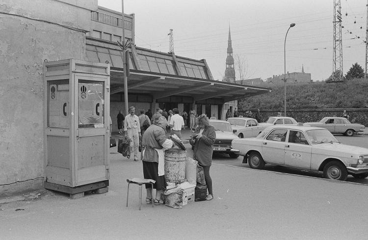 Māra Brašmane. Autoosta, Rīga, 1995. gads.