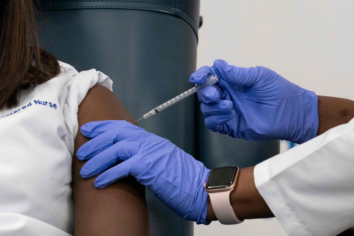 Mediķe Sandra Lindsija saņem pirmo Covid-19 vakcīnu ASV. 2020. gada 14. decembris.