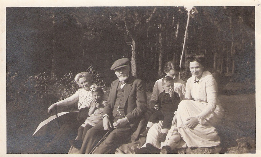 Frīdrihs Grosvalds ar sievu, meitām Mēriju un Līnu un Mērijas bērniem 1913. gadā.