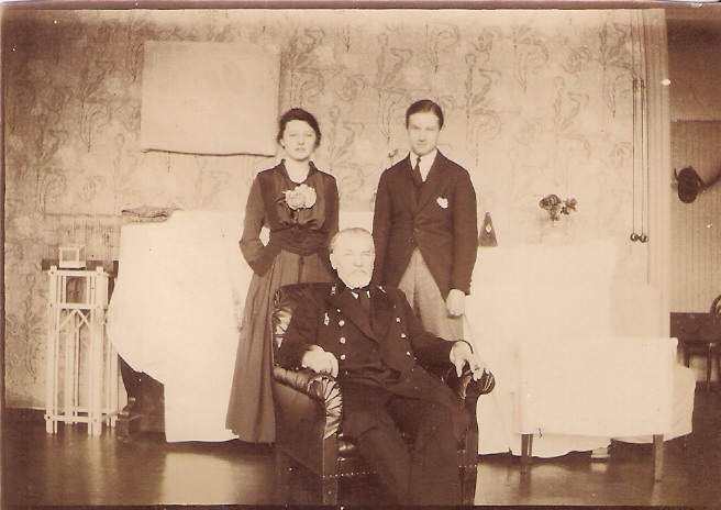 Frīdrihs Grosvalds ar bērniem Jāzepu un Līnu 1916. gadā.