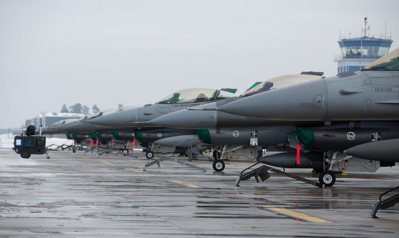 F-16 ВВС США на авиабазе Амари в Эстонии.