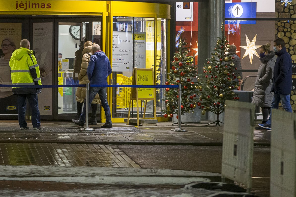 Lietuvā iedzīvotāji apmeklē lielveikalu Covid-19 uzliesmojuma laikā, 2020.gada decembris.
