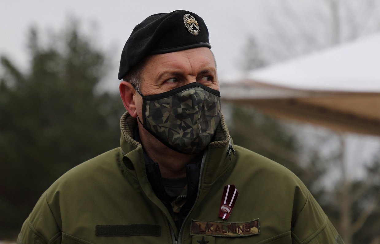 Latvijas armijas komandieris neatbalsta obligāto dienestu / raksts