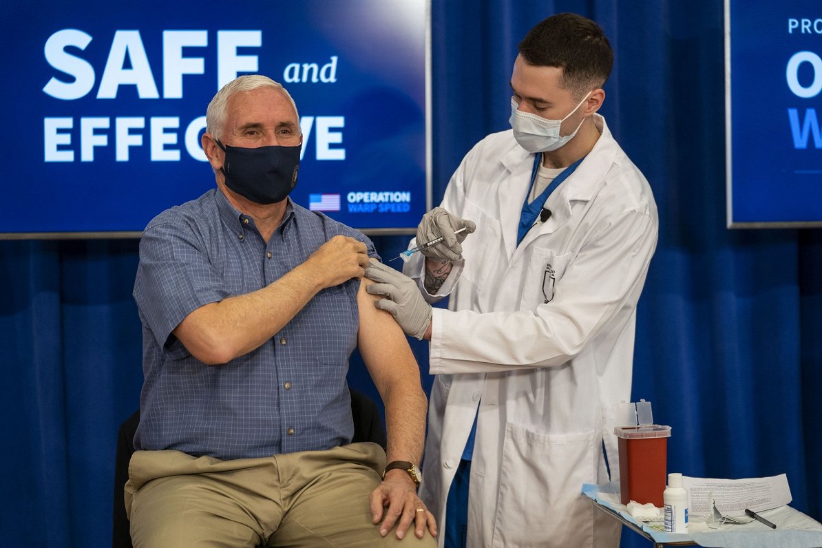 Maiks Penss saņem Covid-19 vakcīnu