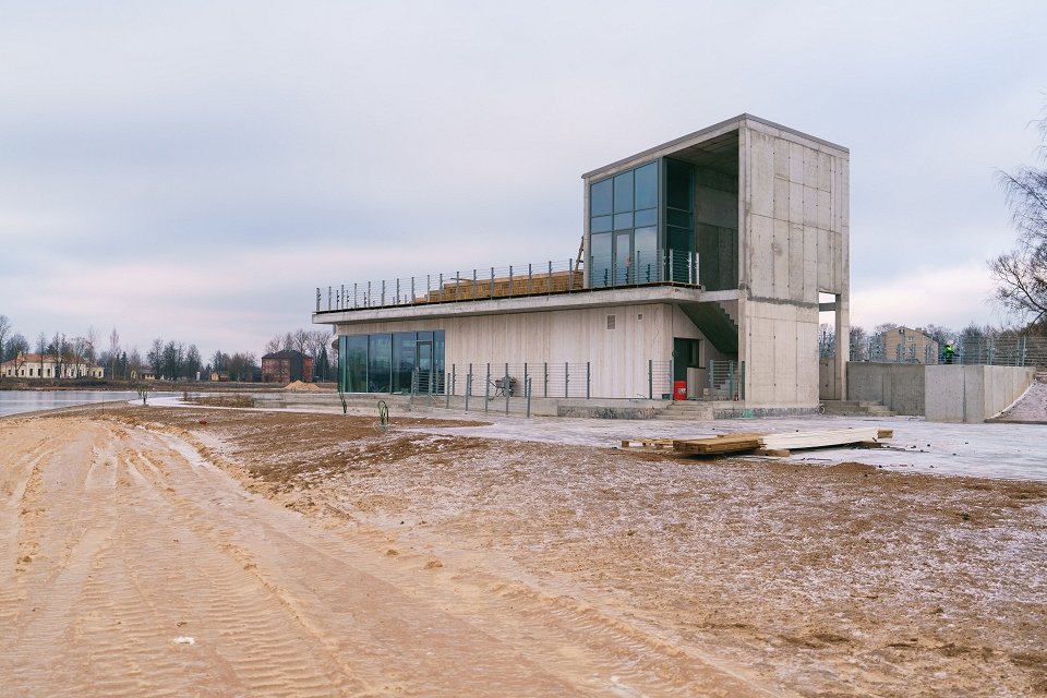 Стройка на берегу озера Ковшу в Резекне.