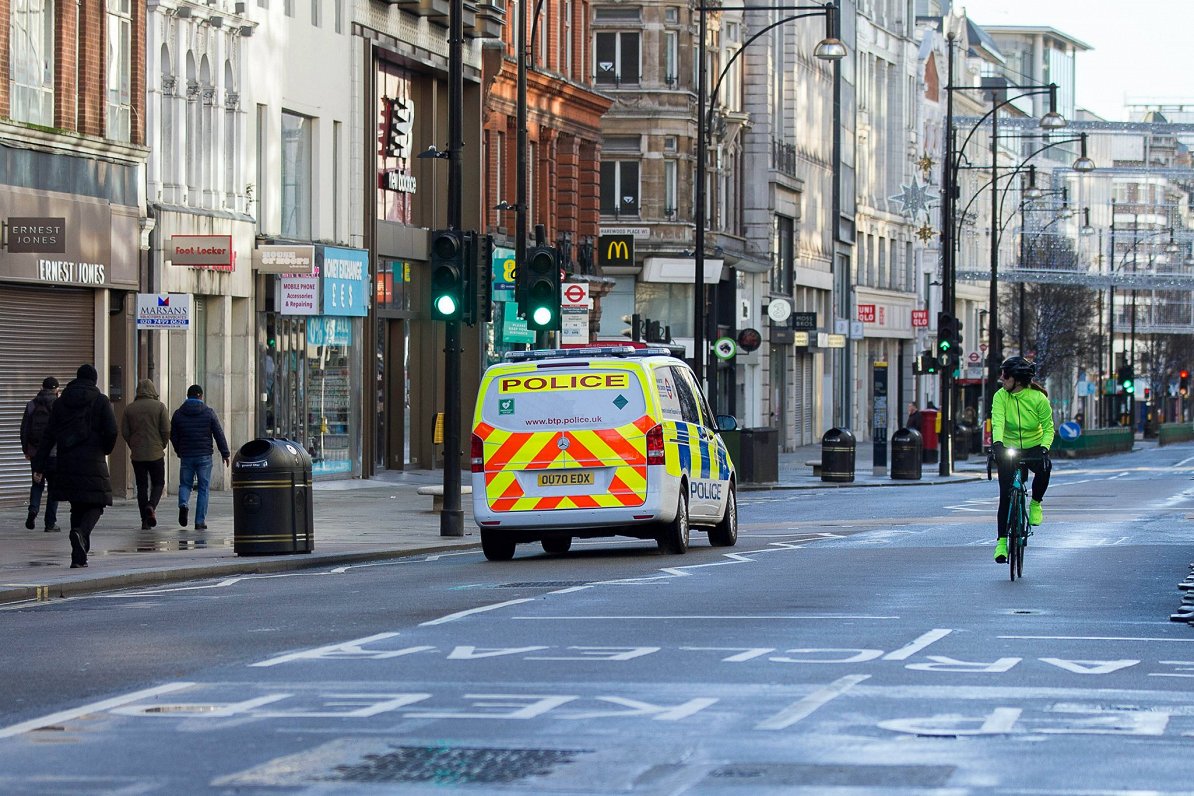 Londonas policija uzrauga iedzīvotāju Covid-19 ierobežojumu ievērošanu. 2020. gada 20. decembris.