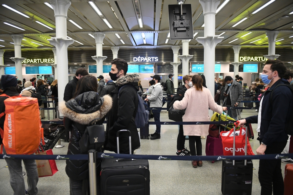 Cilvēki Londonas lidostā. 2020. gada 20. decembris.