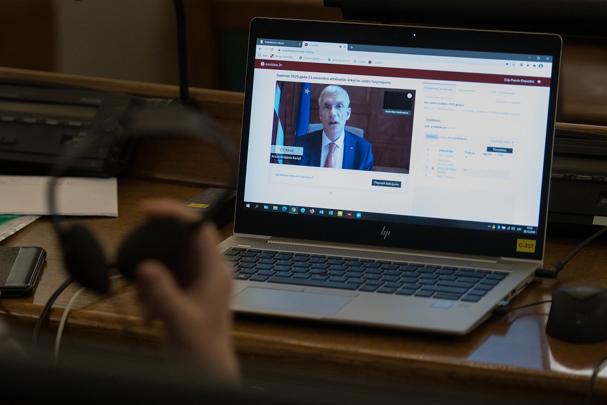 Премьер-министр К. Кариньш выступает на пресс-конференции онлайн.