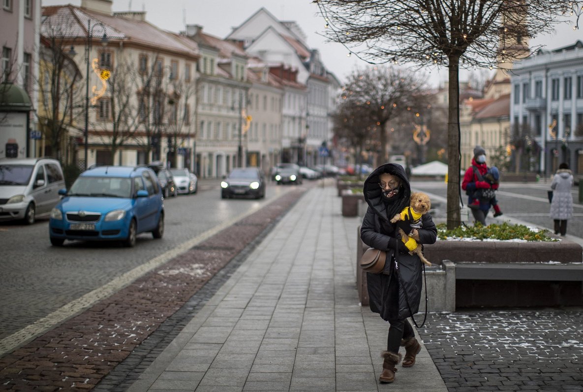 Cilvēki Lietuvas galvaspilsētas Viļņas ielās. 2020. gada decembris.
