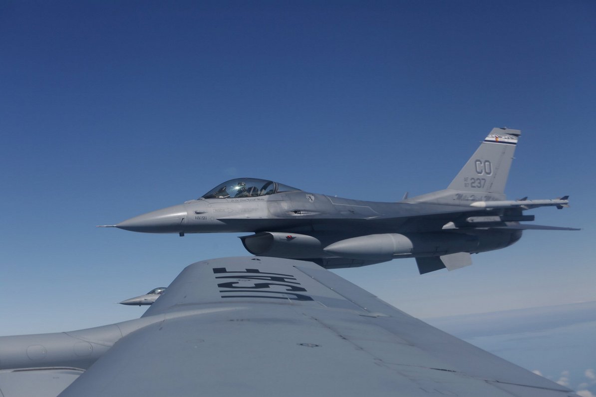 ASV militārā lidmašīna gaisā virs Latvijas teritorijas.