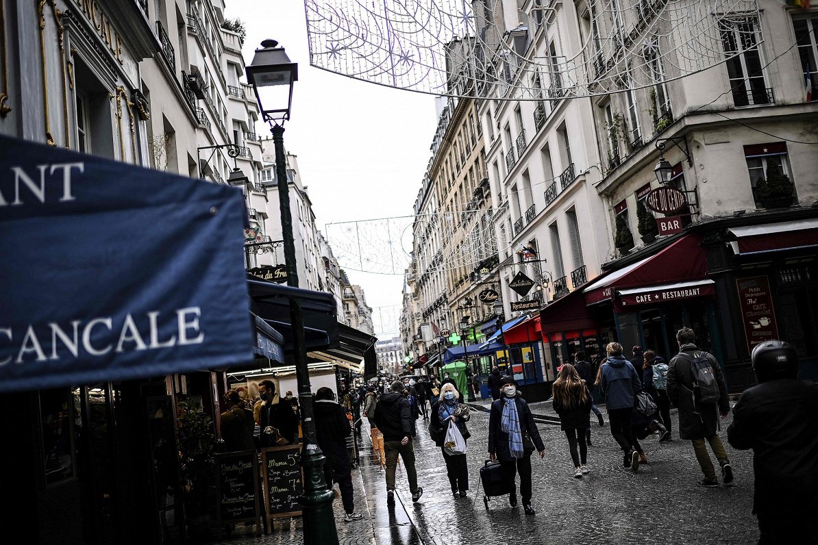 Cilvēki Parīzes ielās Covid-19 epidēmijas laikā. 2020. gada decembris.