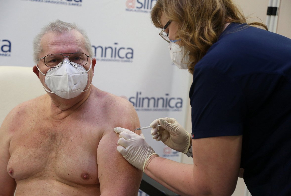 Врач-реаниматолог Виктор Саксонс делает прививку от коронавируса
