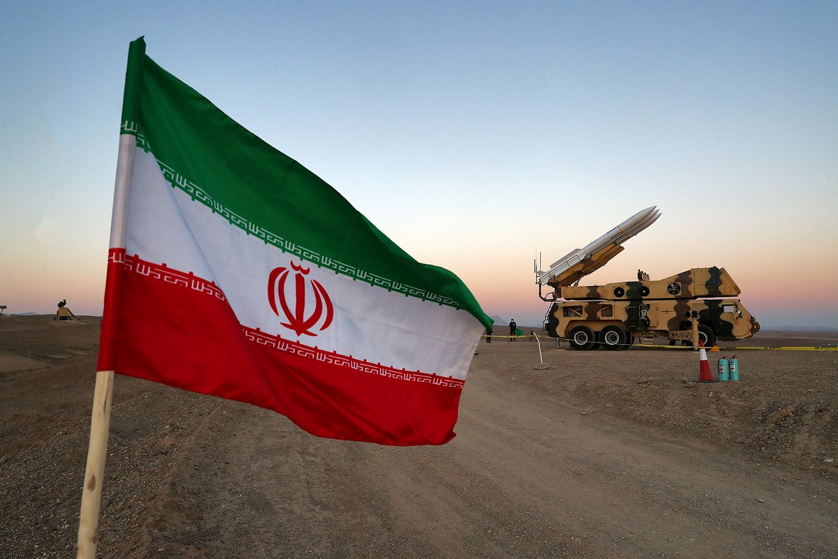 Irānas karogs un tās armijas bruņoto spēku militārā tehnika. Attēls ilustratīvs.