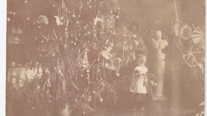 āzeps un Margarēta Grosvaldi pie Ziemassvētku eglītes 1900.gadā