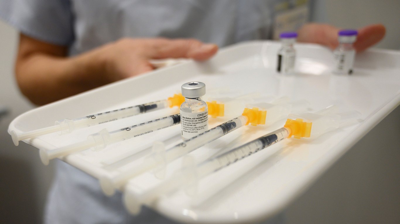 AstraZeneca Covid-19 vakcīna apstiprināta Lielbritānijā / Raksts / LSM.lv