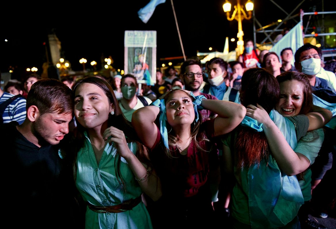 Cilvēki Buenosairesas ielās ar sajūsmu sagaida valdības lēmumu. 2020. gada 30. decembris.