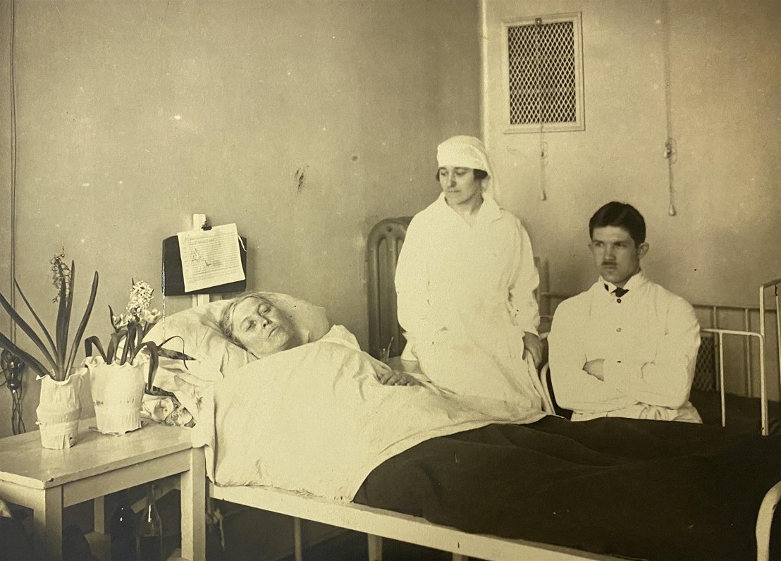 В тифозном отделении Лиепайской городской больницы. 1921 год.