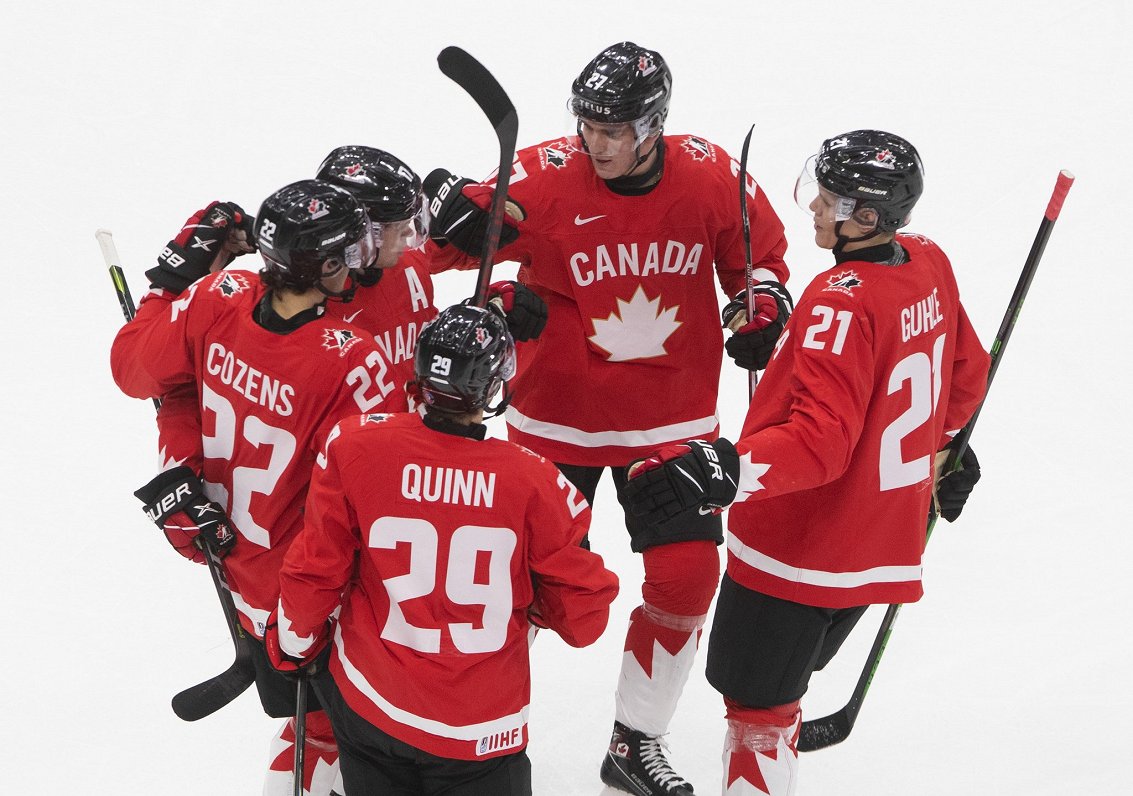 Kanādas U-20 hokeja izlase līksmo par uzvaru pār Čehiju