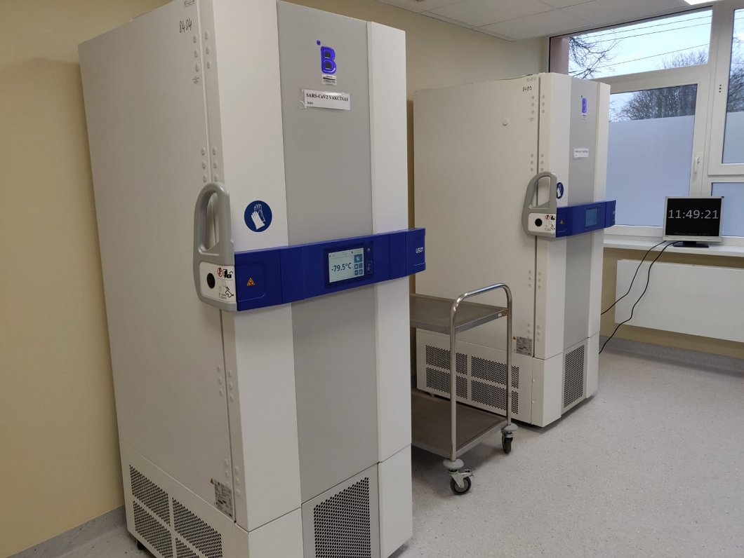 Saldēšanas iekārtas, kurās glabā “Pfizer” un “BioNTech” vakcīnas pret Covid-19. 04.01.2021.