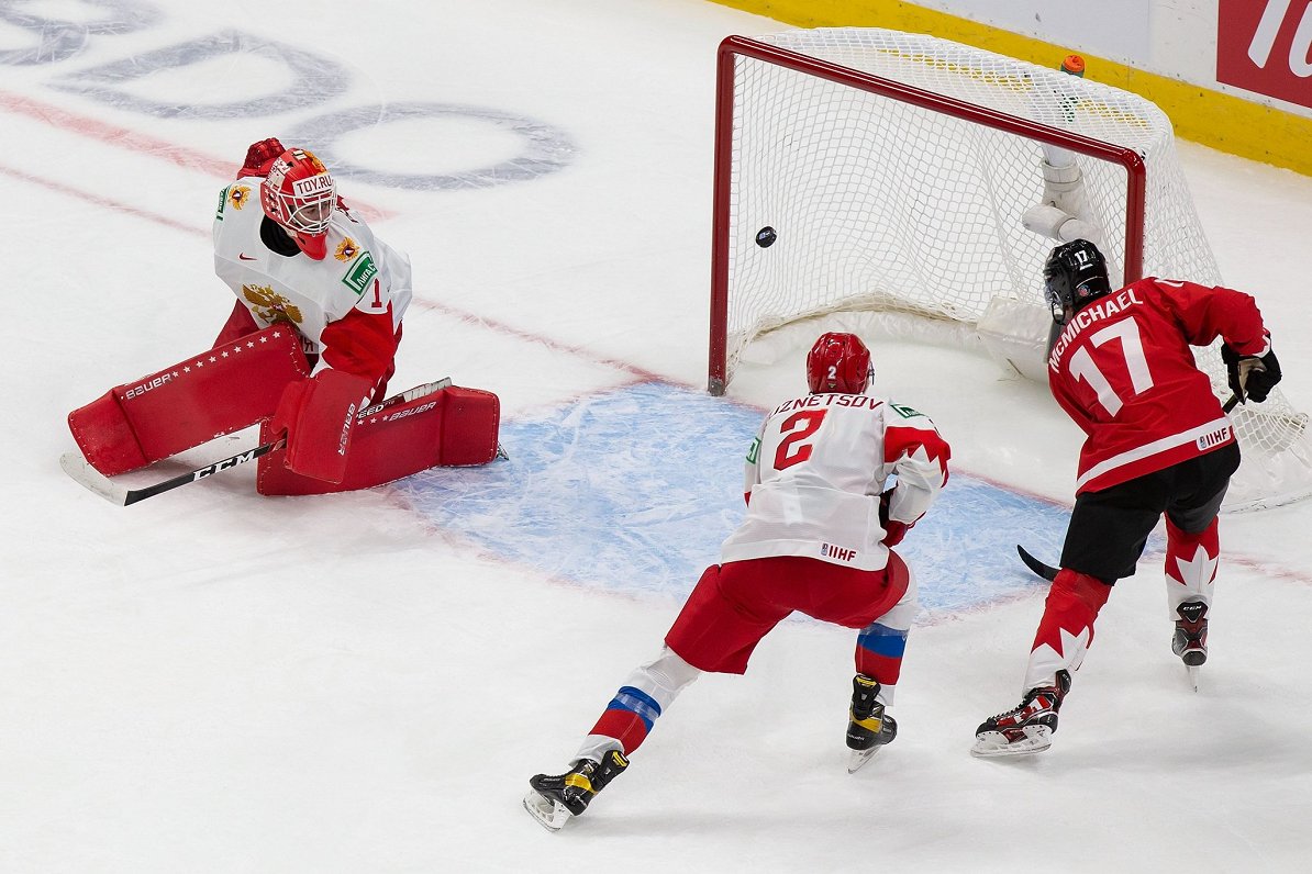 Konors Makmaikls gūst Kanādai vārtus U-20 pasaules čempionāta pusfinālā pret Krieviju