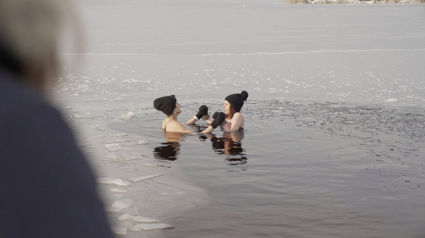 Sanda Dejus izmēģina ziemas peldēšanu