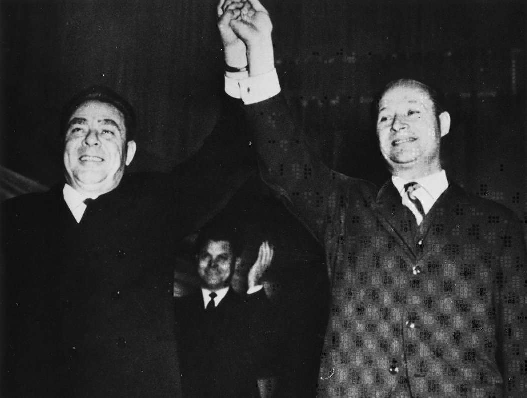 PSRS līderis Leonīds Brežņevs un Čehoslovākijas Komunistiskās partijas pirmais sekretārs Aleksandrs...