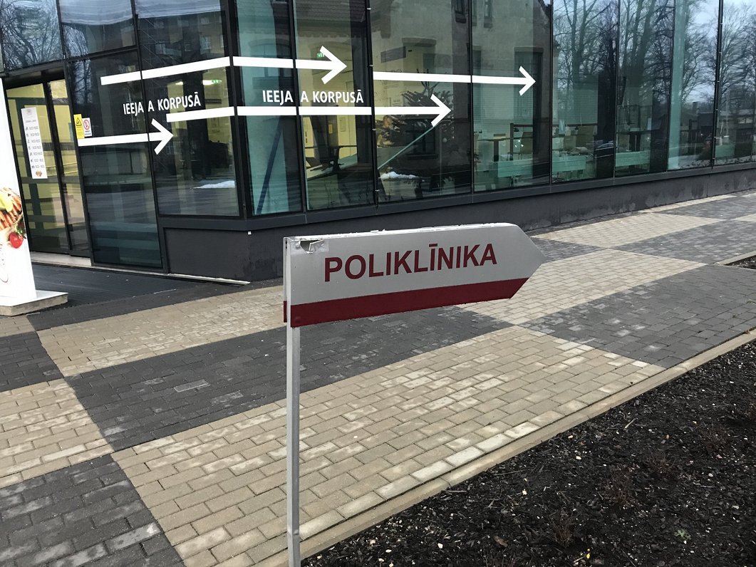 Zīme uz poliklīniku Rīgas Stradiņa slimnīcā
