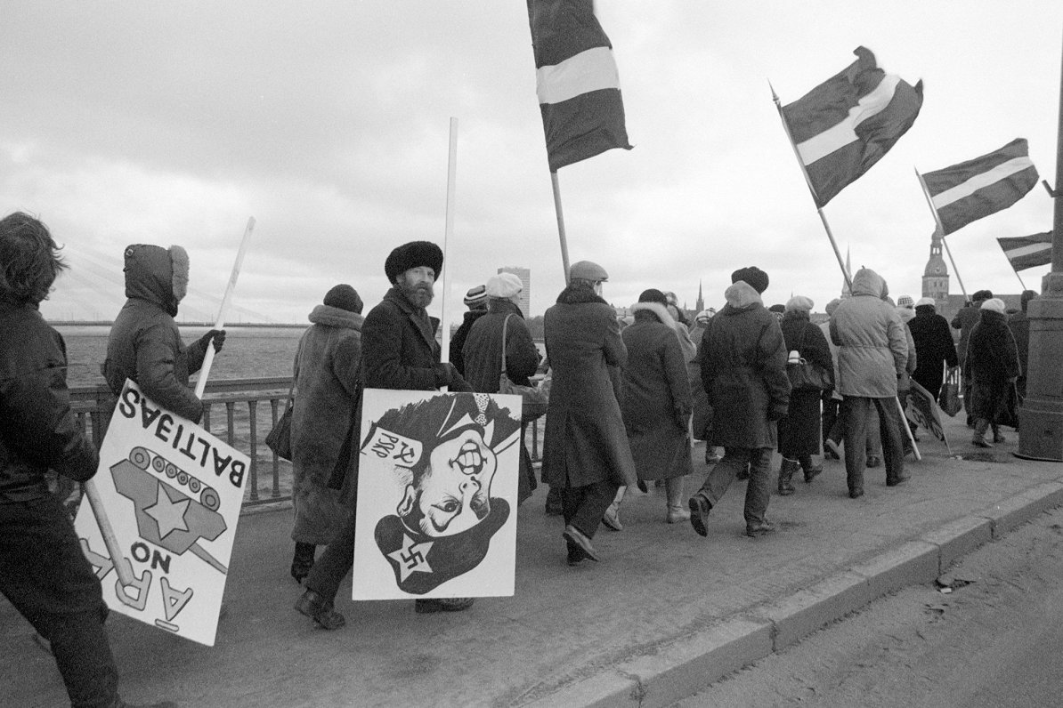 1991. gada 13. janvāris. Ļaudis šķērso Akmens tiltu virzienā uz Vecrīgu, kur Daugavmalā notika tauta...