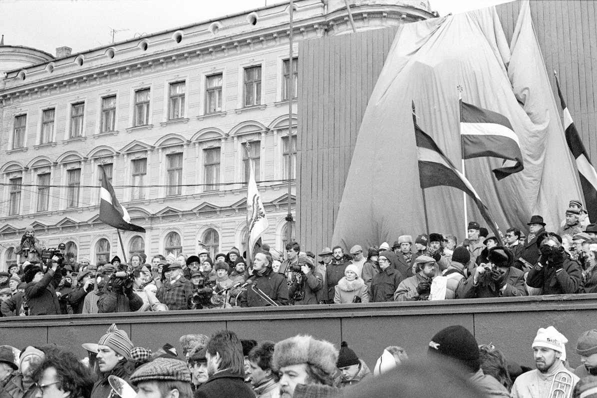 13 января 1991 года. Актер Янис Паукштелло обращается к участникам народной манифестации на Набережн...