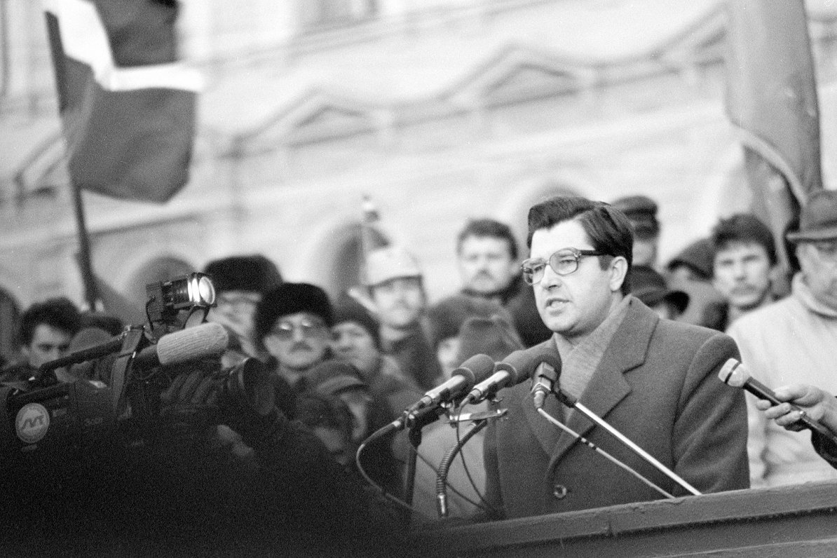 13 января 1991 года. Тогдашний председатель Верховного Совета Анатолий Горбунов обращается к участни...