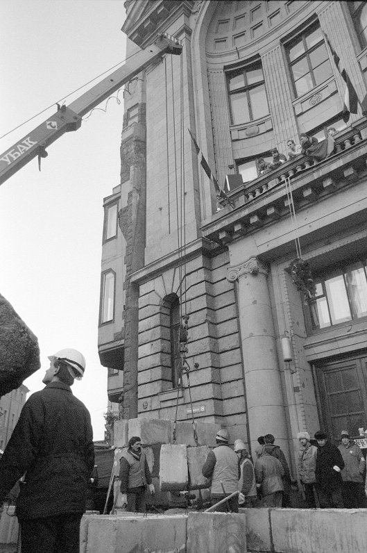 18.01.1991. Tiek celtas barikādes pie Latvijas Radio ēkas.