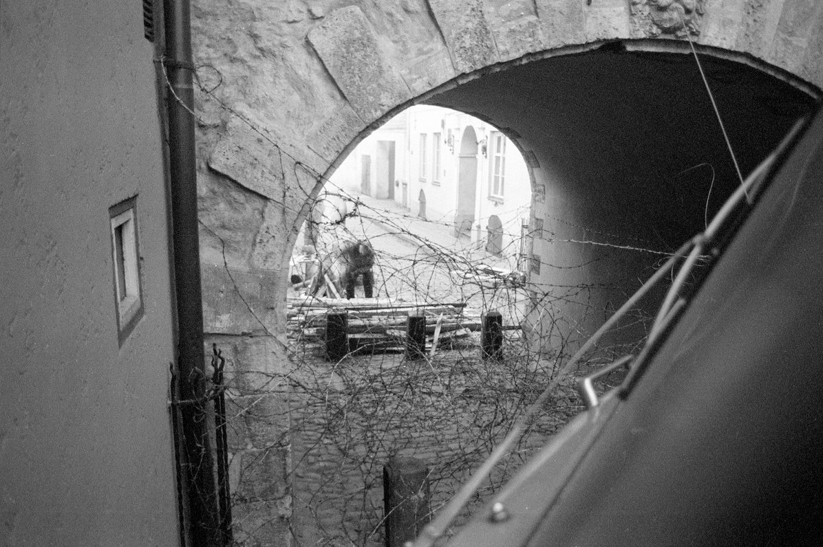 18.01.1991. Ar dzeloņdrātīm norobežoti Zviedru vārti no Torņa ielas puses.
