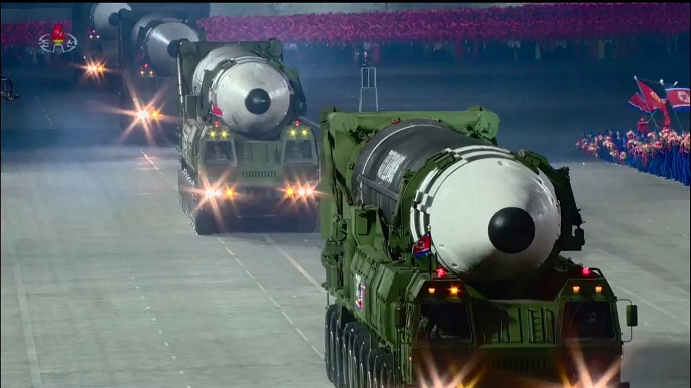 Ziemeļkorejas starpkontinentālās ballistiskās raķetes parādē (10.10.2020)