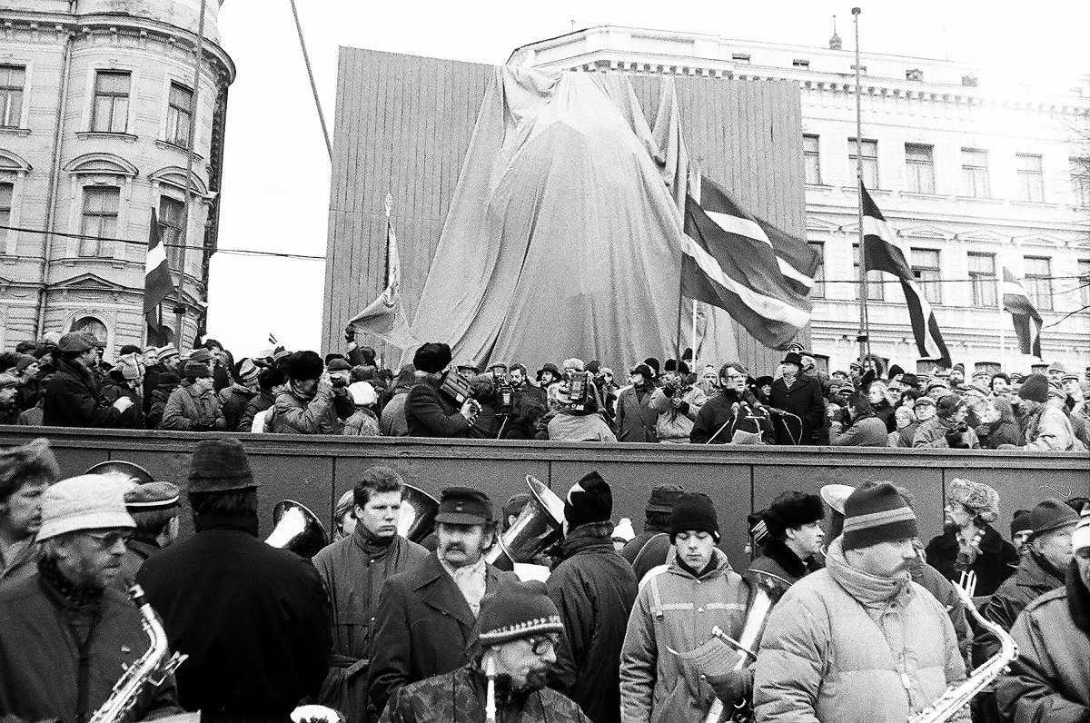 Romualds Ražuks saka uzrunu tautas manifestācijā Daugavmalā 1991. gada 13. janvārī.