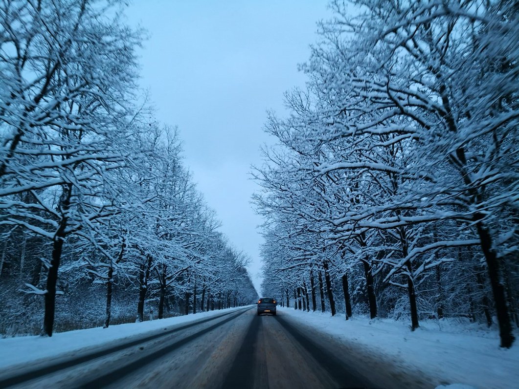 Stipras snigšanas dēļ apgrūtināta braukšana ir visā Latvijā