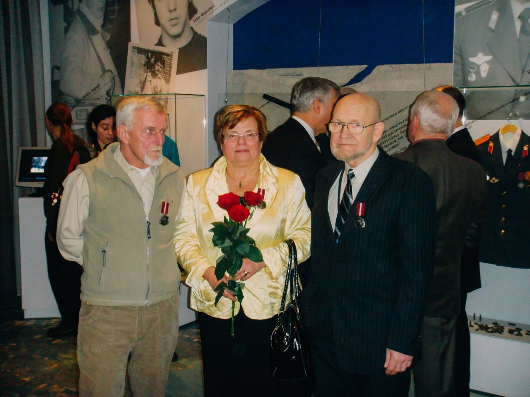 Айра Андриксоне в 2010 году с коллегами во время награждения почетным знаком участника Баррикад