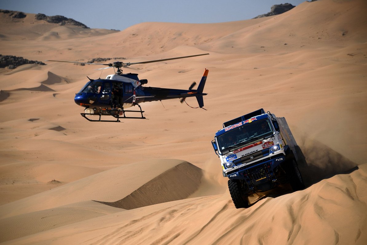 Antona Šibalova vadītā smagā automašīna Dakaras rallijreida otrajā posmā