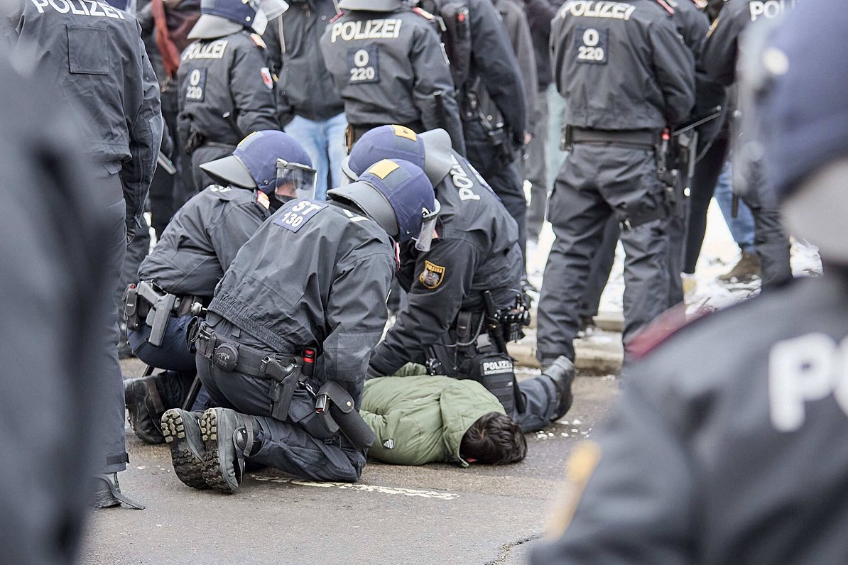 Protestētāja aizturēšana Vīnē 16.01.2021.