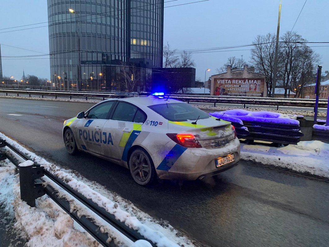 Policijas ekipāža pie Latvijas Bankas