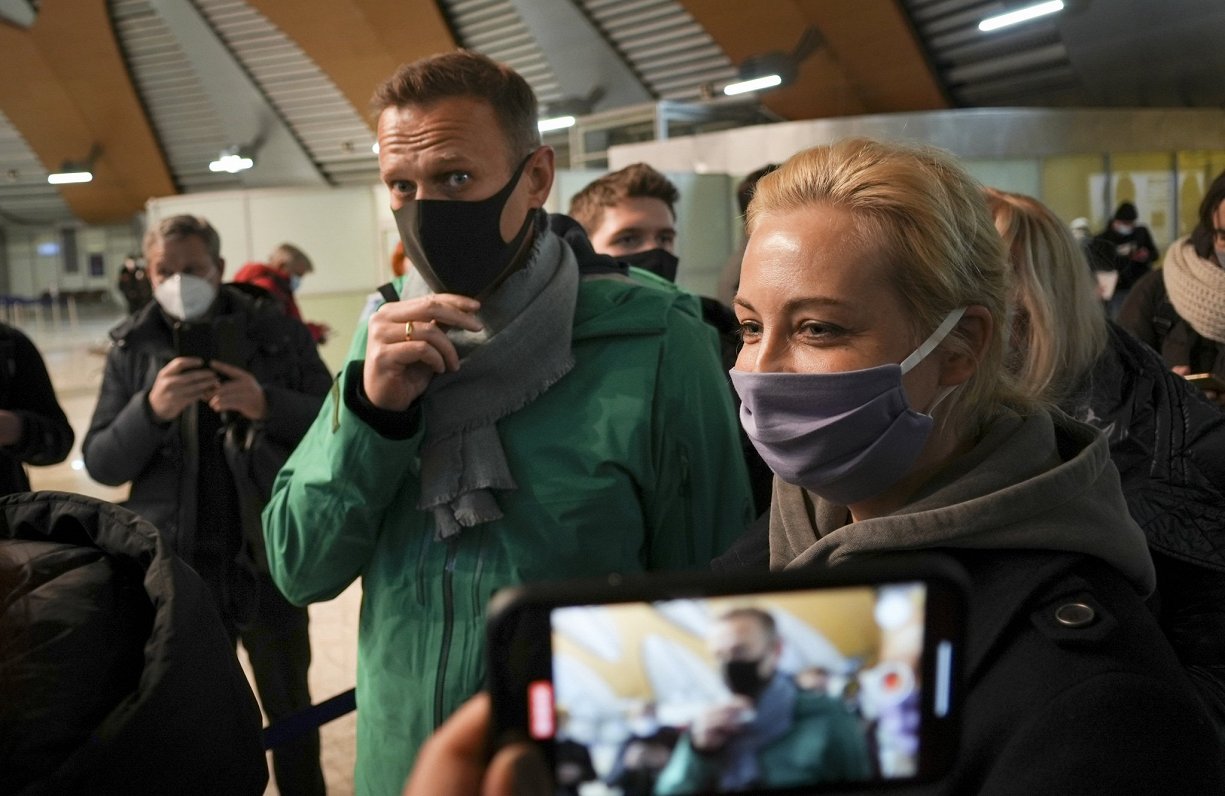 Krievijas opozīcijas līderis Aleksejs Navaļnijs ar sievu Jūliju Navaļniju ierodas Krievijā. 17.01.20...