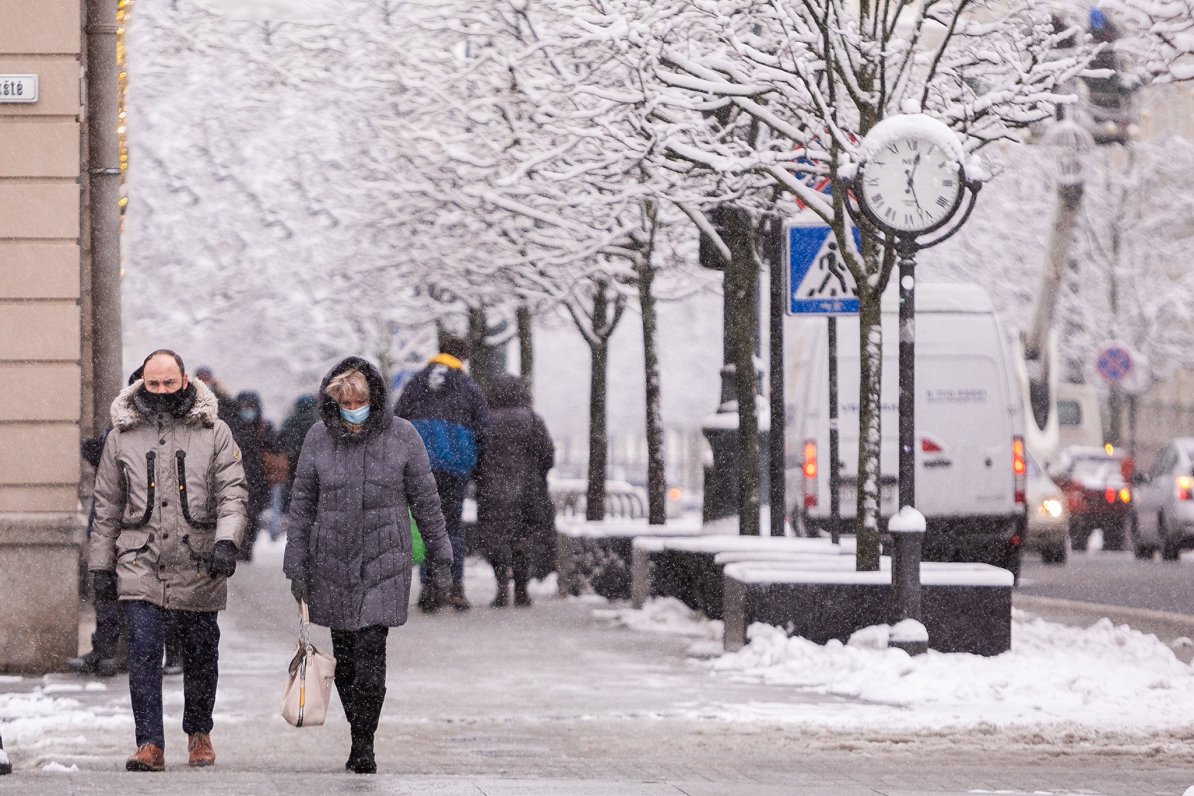 Cilvēki Lietuvas galvaspilsētas Viļņas ielās. 2021. gada janvāris.