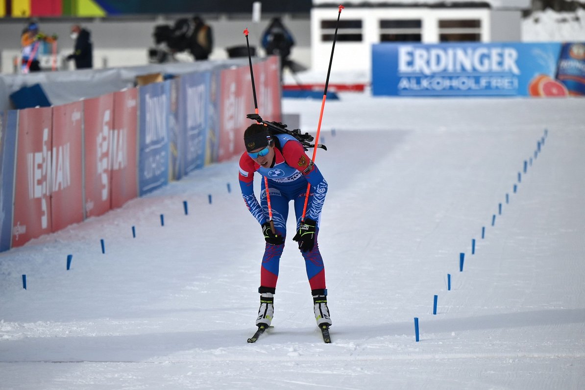 Krievijas biatloniste Uļjana Kaiševa stafetes finišā